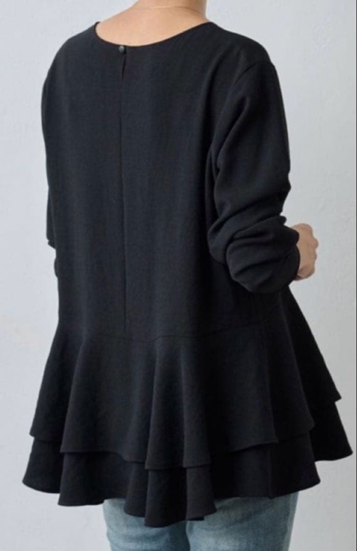 BEARDSLEYビアズリー　裾フリルブラウス 黒　新品同様