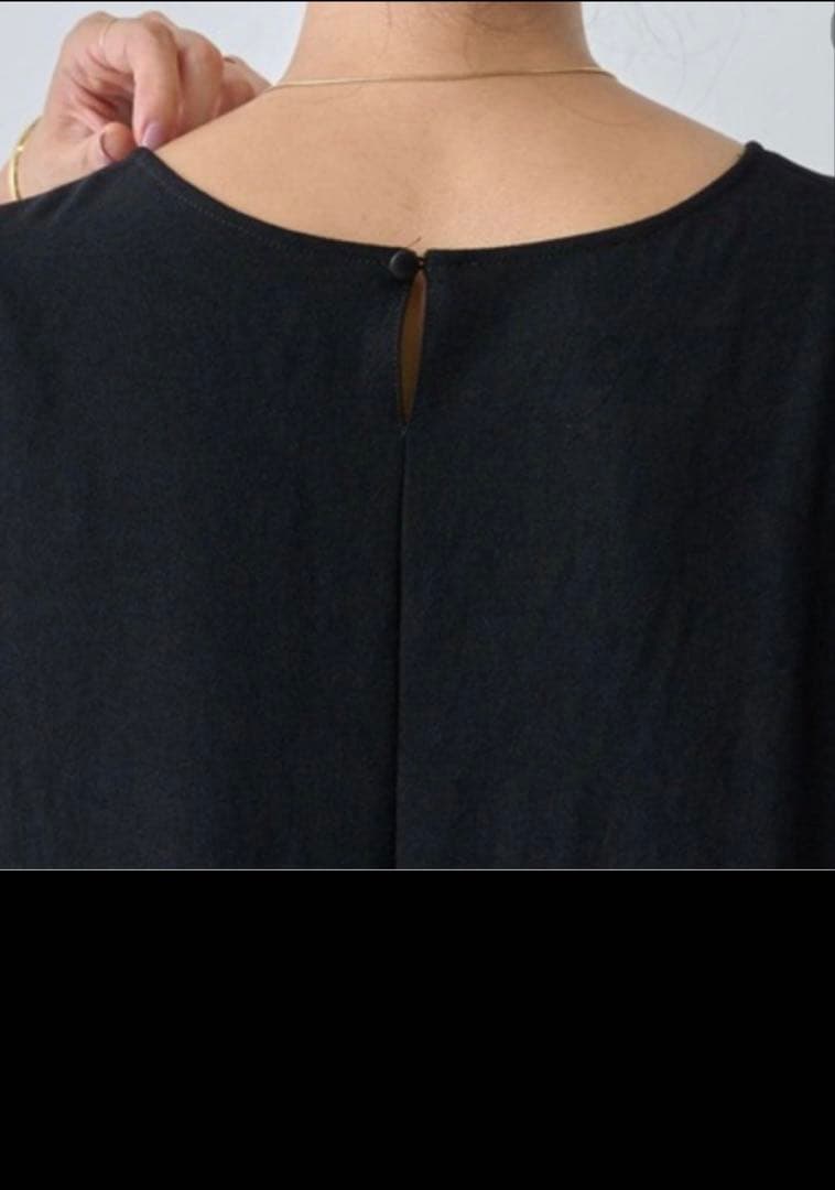 BEARDSLEYビアズリー　裾フリルブラウス 黒　新品同様