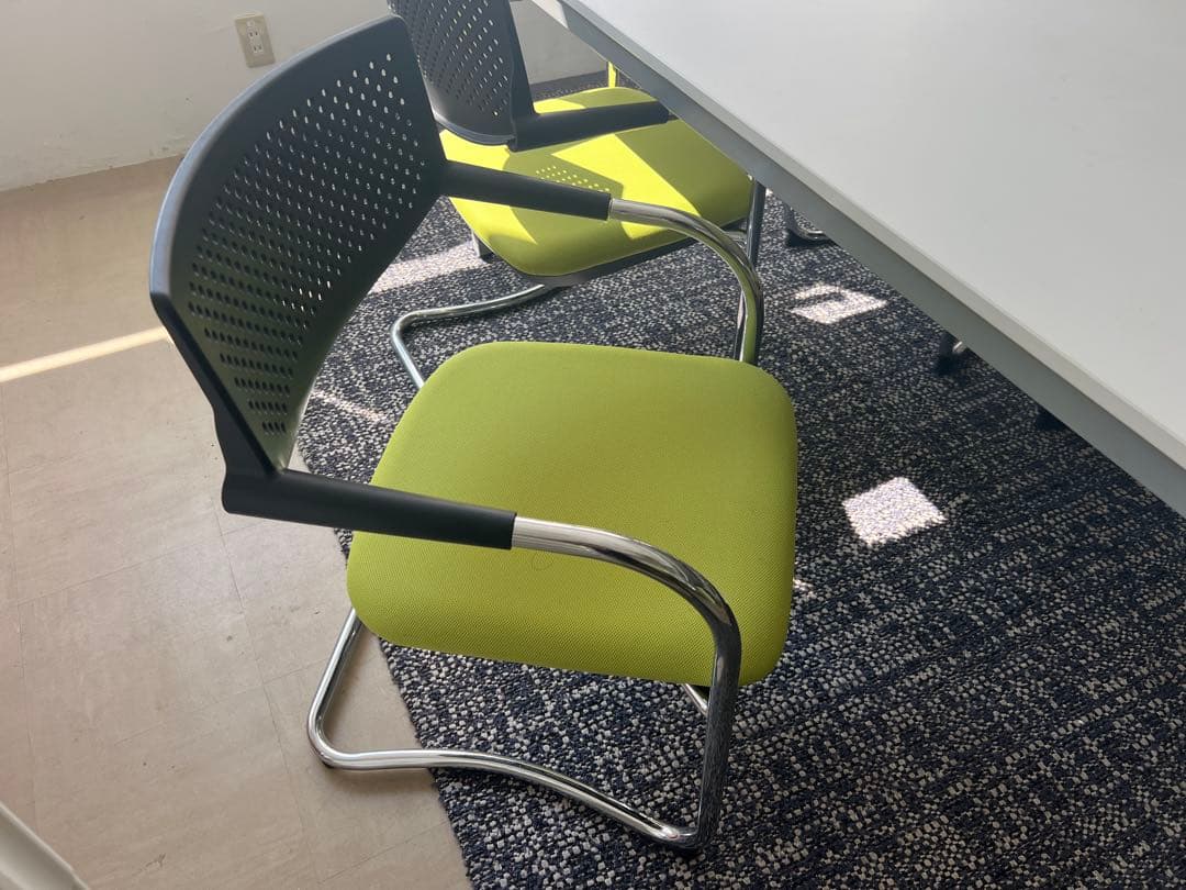 ホワイトテーブルとグリーン椅子4脚セット