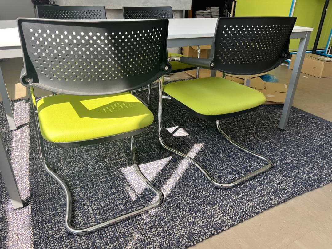 ホワイトテーブルとグリーン椅子4脚セット