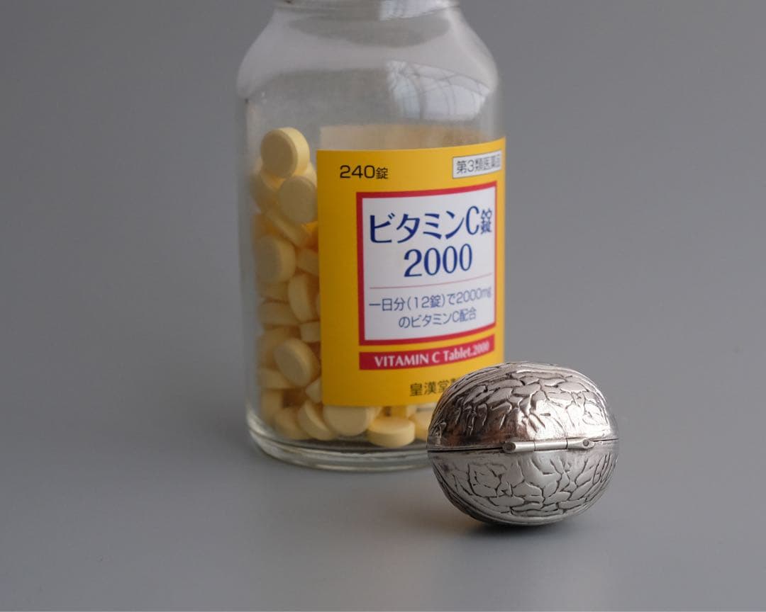 1950年代のヨーロッパ製、クルミ型のヴィンテージ純銀小物入れ