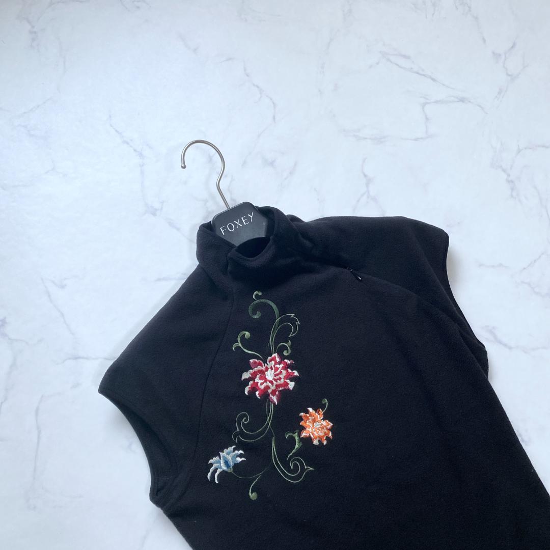 ヴィヴィアンタム モックネック フリース 花柄 刺繍 ノースリーブ 黒 1