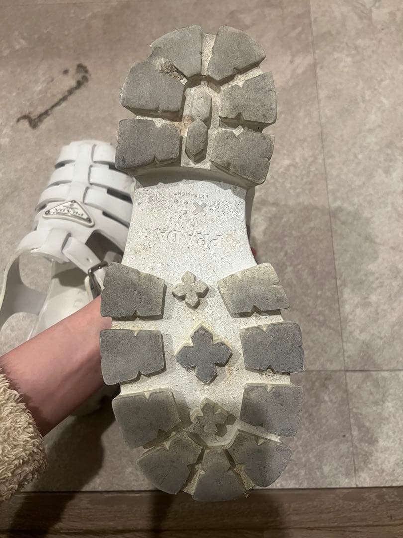 PRADA ホワイト モノリスラバーサンダル