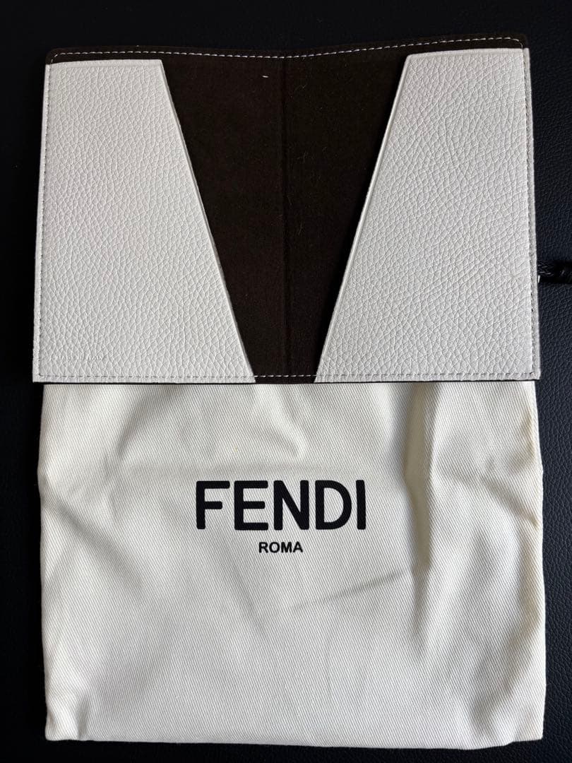FENDI ホワイトパスポートケース