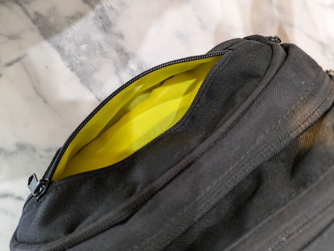 Hugoo ブラック ボディバッグ・ウエストポーチ