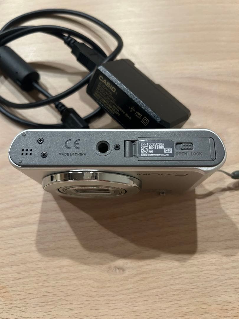 CASIO EXILIM EX-ZS180コンパクトデジタルカメラ デジカメ