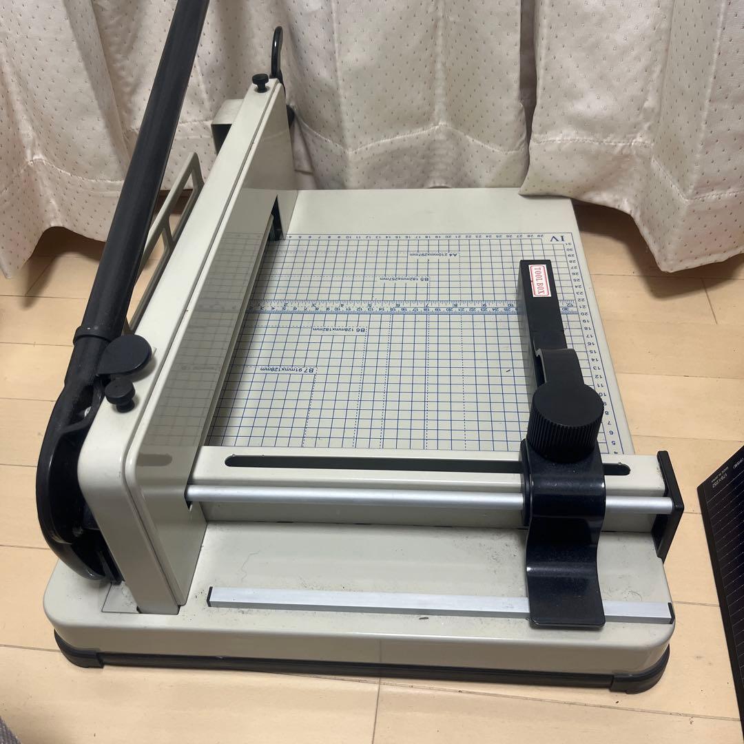 裁断機　A4対応　厚い本も切れます　大型