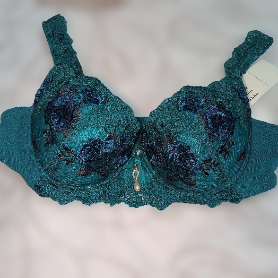 スタディオファイブ　緑　花柄刺繍ブラ・Tバック・ガーターベルト3点セット　C75