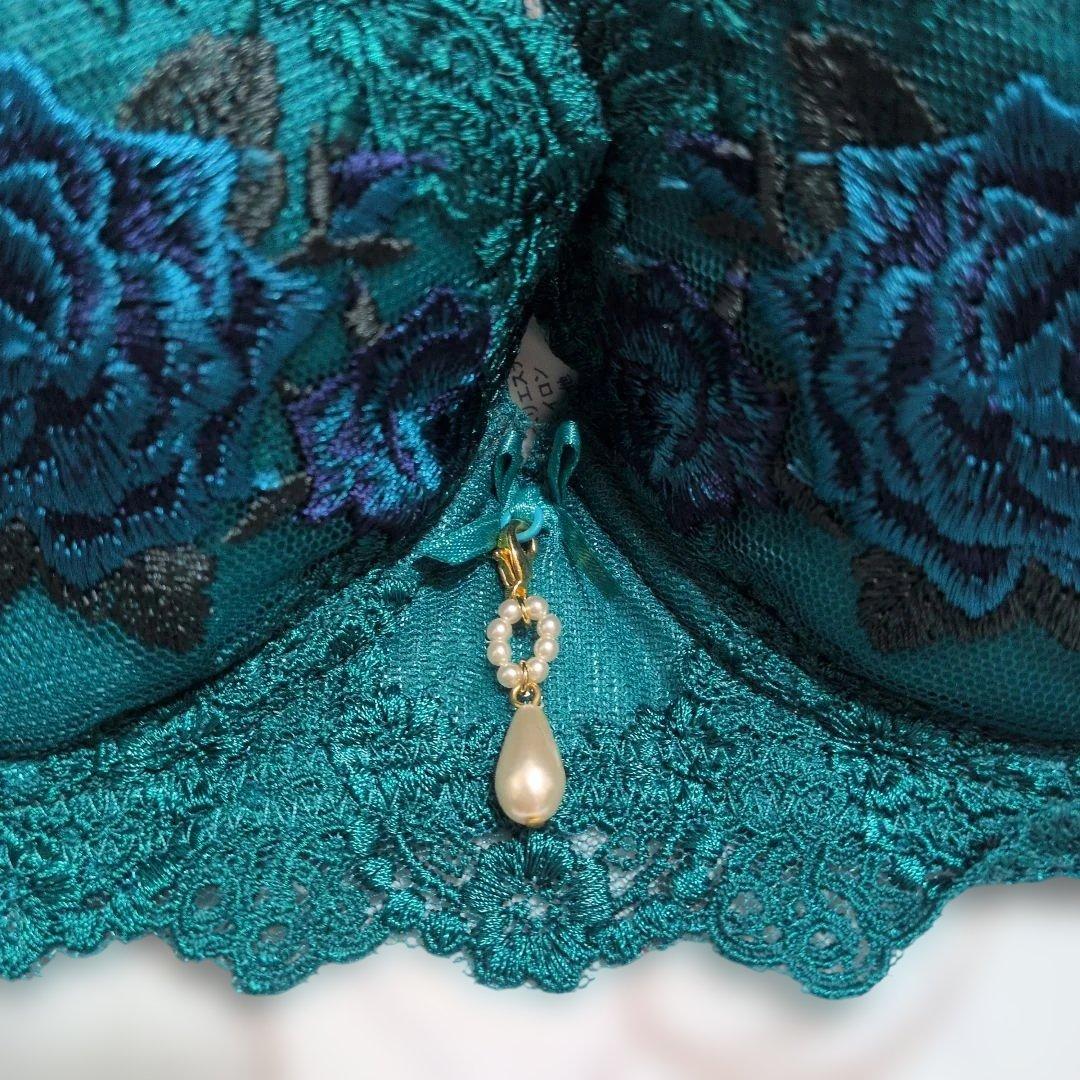 スタディオファイブ　緑　花柄刺繍ブラ・Tバック・ガーターベルト3点セット　C75