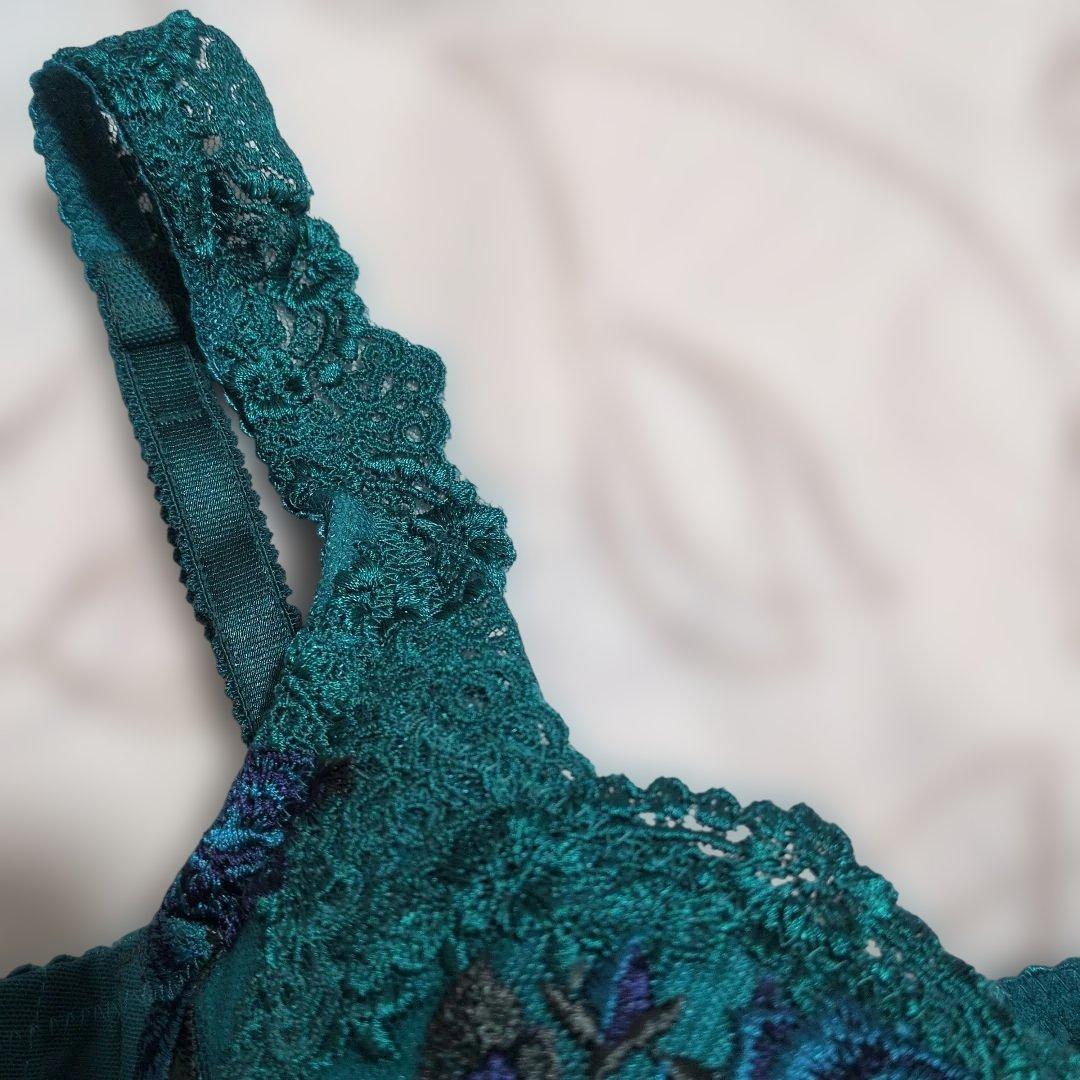 スタディオファイブ　緑　花柄刺繍ブラ・Tバック・ガーターベルト3点セット　C75