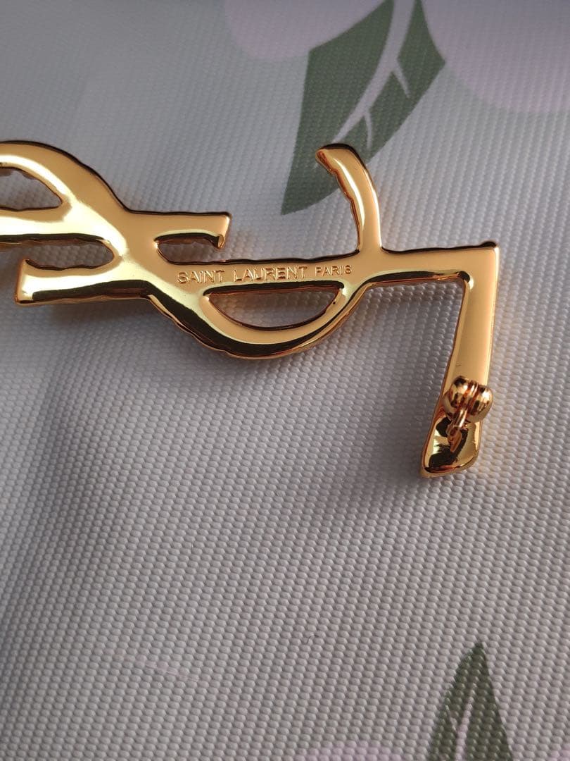 サンローラン　カサンドラロゴ オピウム ブローチ　ゴールド　超美品