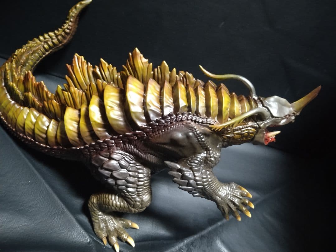 海洋堂　メガソフビ　透明怪獣 ネロンガ　完成品