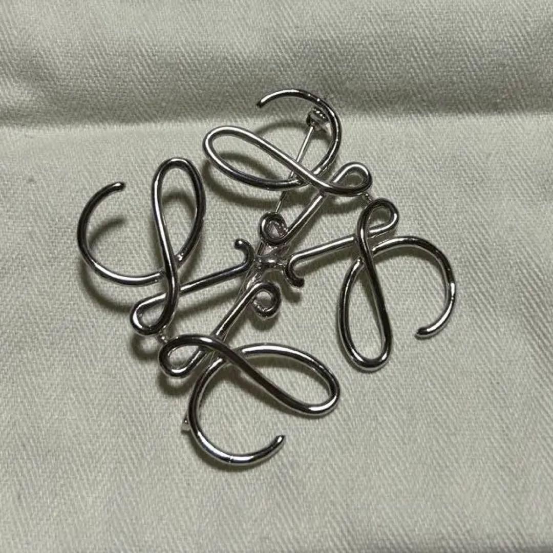 ロエベ　アナグラムブローチ