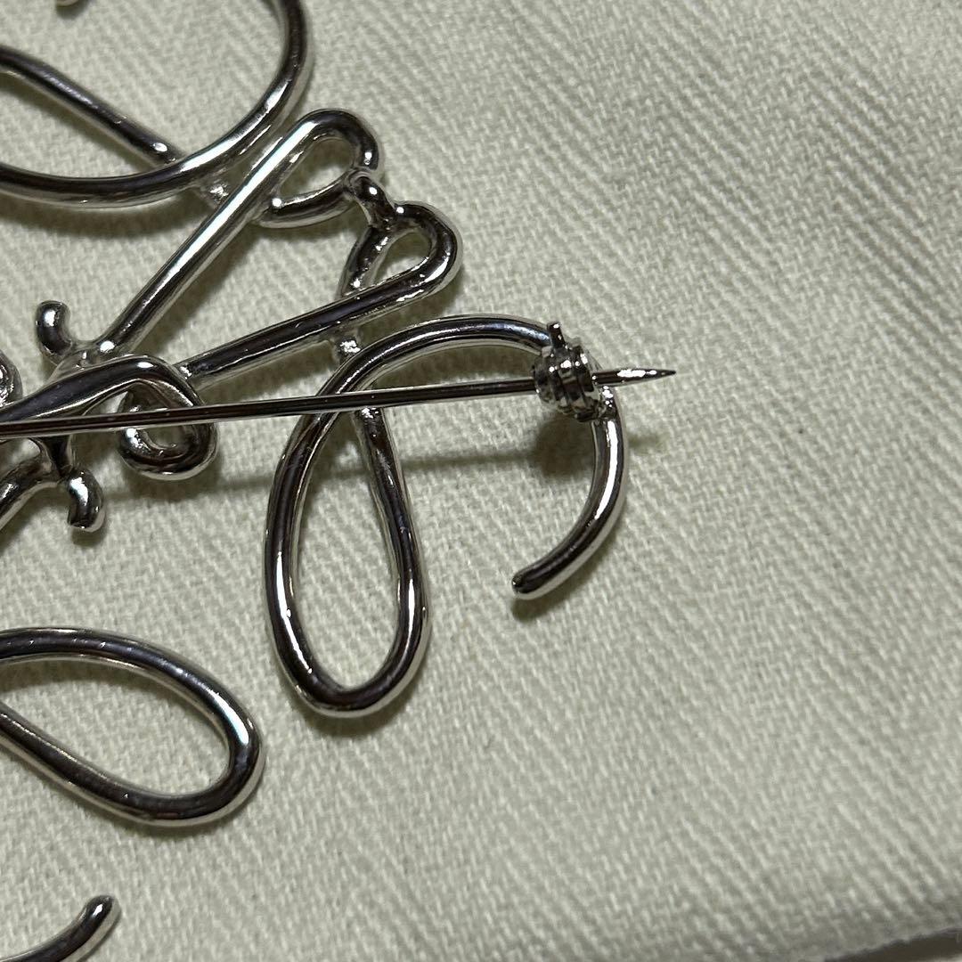 ロエベ　アナグラムブローチ