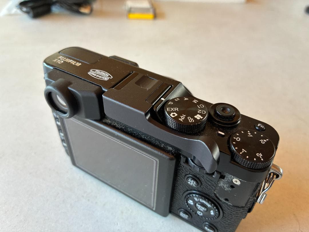 Fujifilm X10 コンパクトデジタルカメラ（ジャンク品）