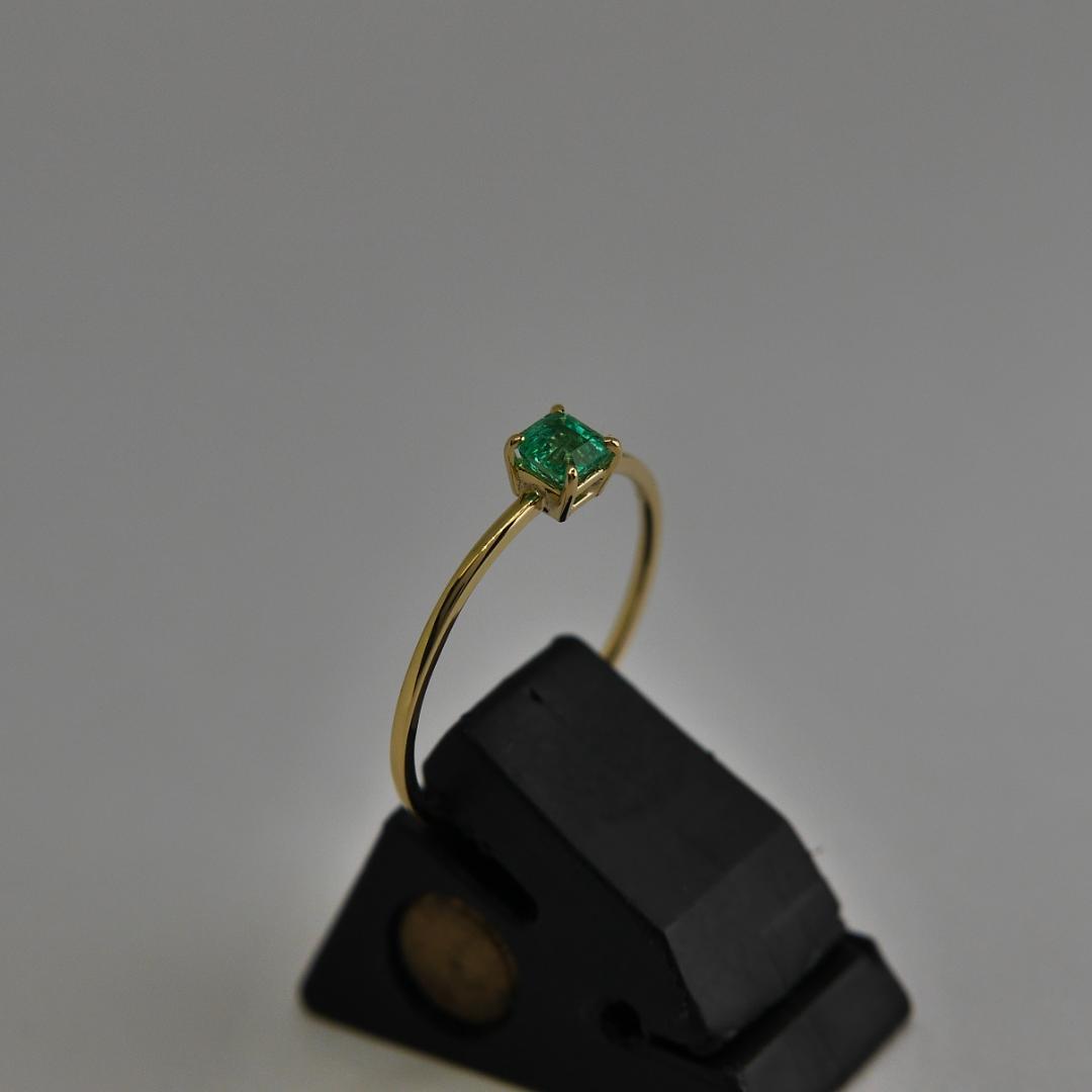 エメラルド0.168ct　K18　エメラルドゴールドリング　華奢　1点もの