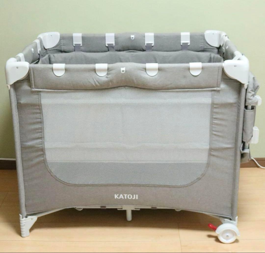 【美品】カトージ ポータブルベビーベッド おむつ替えテーブル付(グレー)