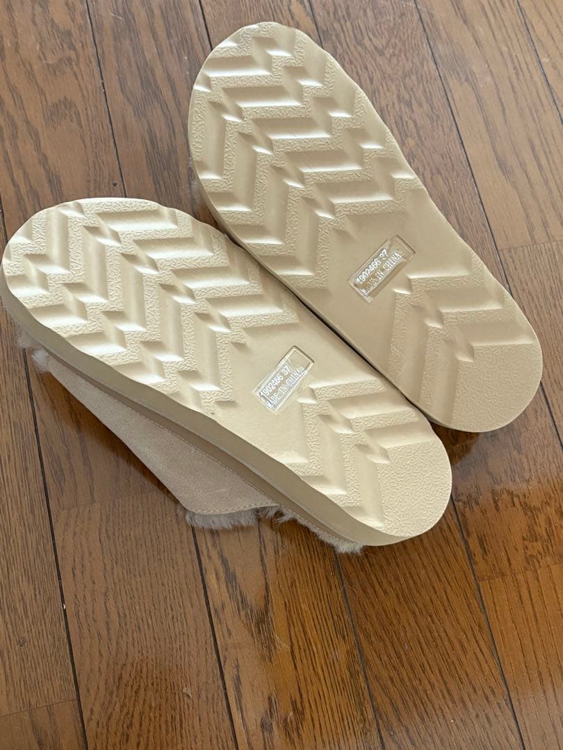 未使用　MOHI ファーサンダル カラー ベージュ サイズ 37