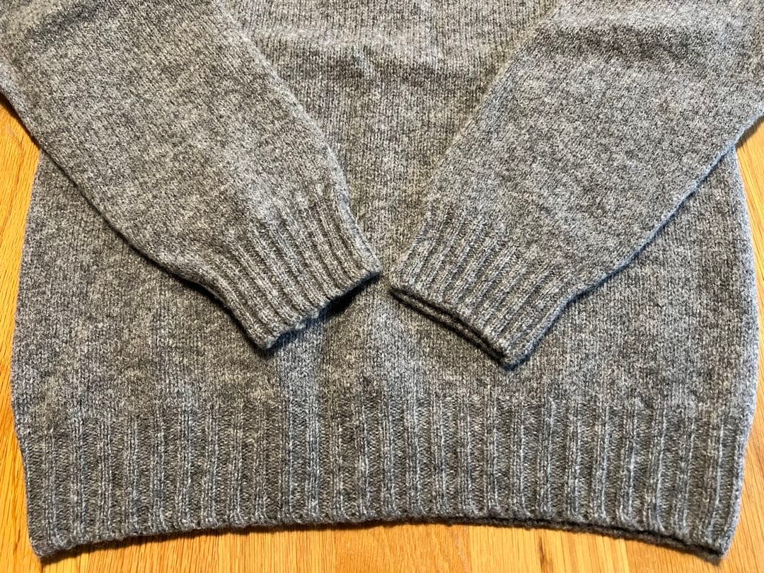 ＜INVERALLAN シェットランドクルーネックセーター（ミディアムグレイ）＞