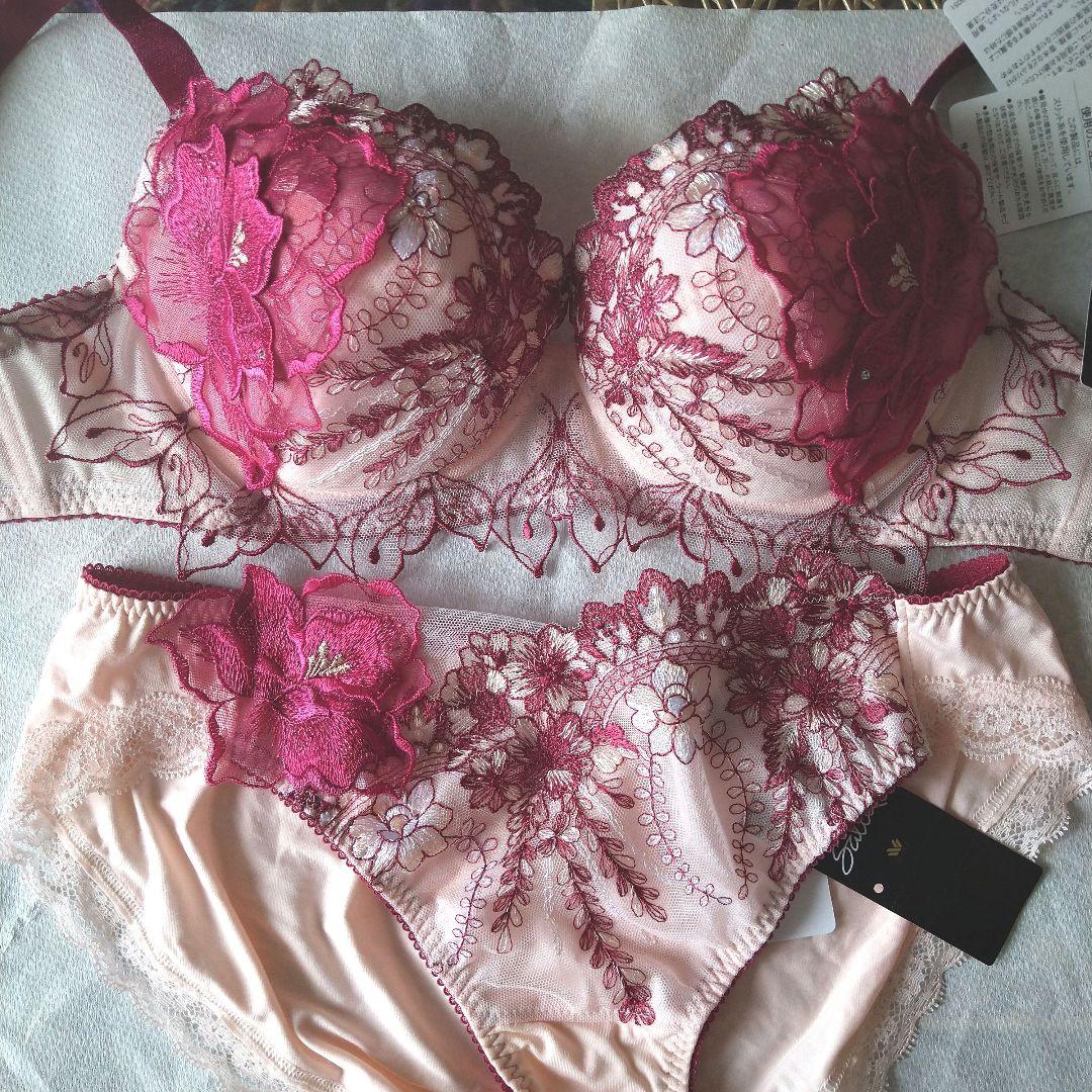 【本日限り最終値下】匿名配送【新品タグ付きサルート17グループ　ブラ＆ショーツ】