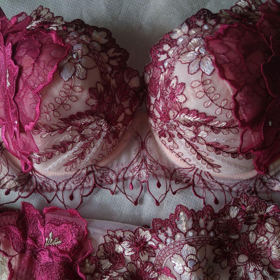 【本日限り最終値下】匿名配送【新品タグ付きサルート17グループ　ブラ＆ショーツ】