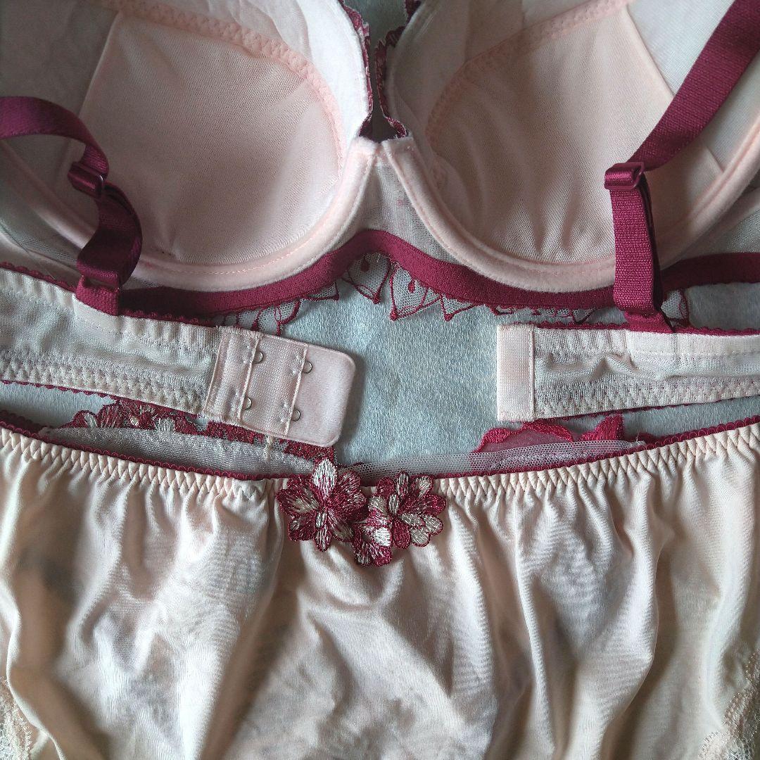 【本日限り最終値下】匿名配送【新品タグ付きサルート17グループ　ブラ＆ショーツ】