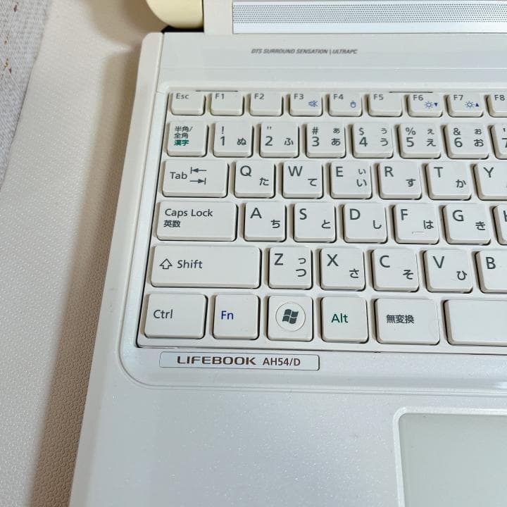 ✨かわいいホワイト✨人気の富士通ノートパソコン｜爆速SSD512GB｜カメラ付き