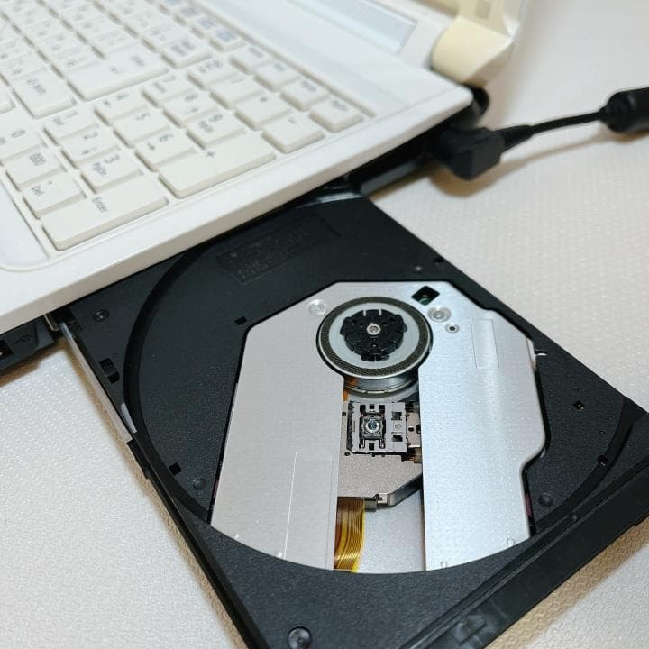 ✨かわいいホワイト✨人気の富士通ノートパソコン｜爆速SSD512GB｜カメラ付き