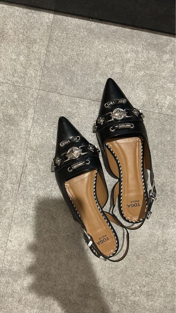 TOGA L BELT FLAT PUMPS ブラック