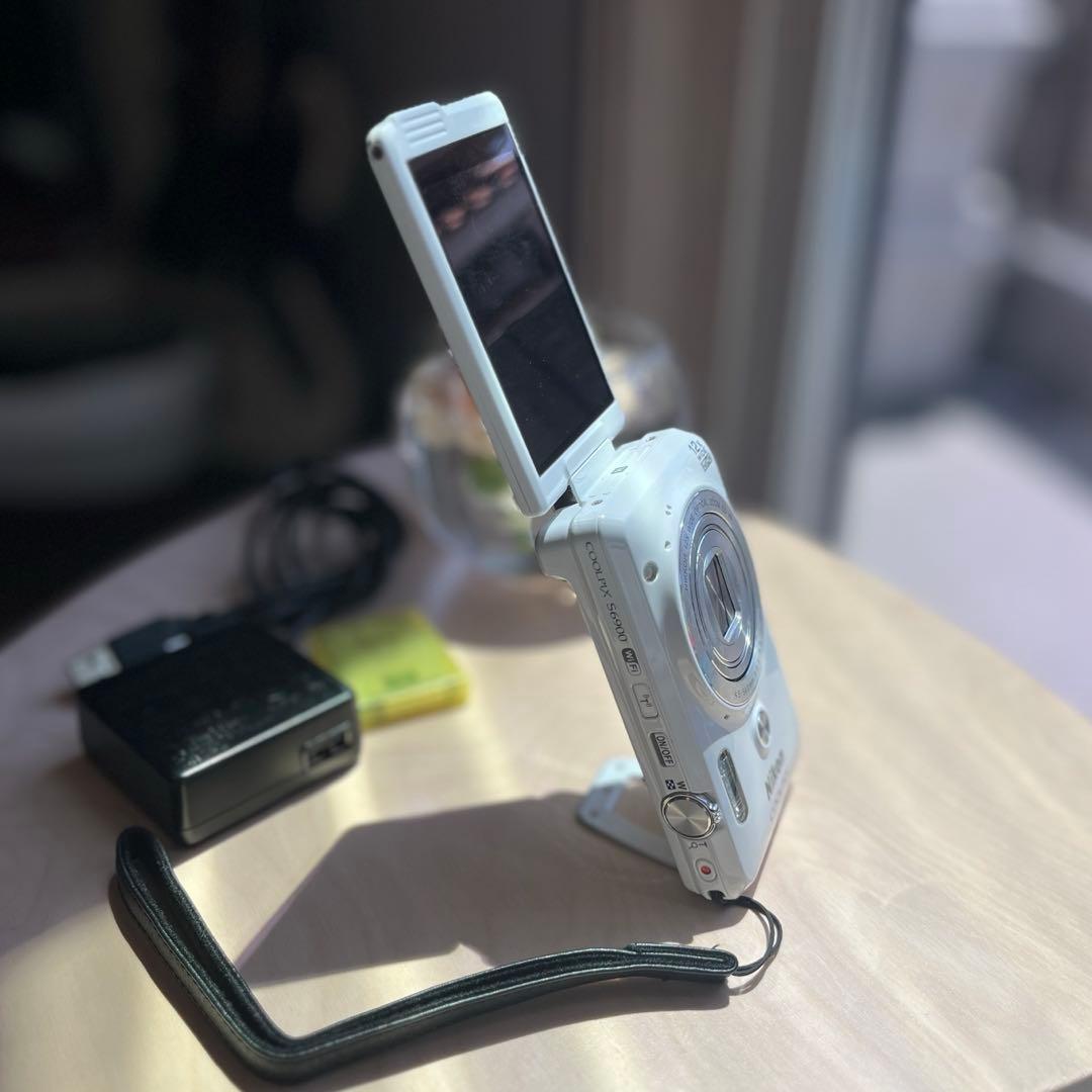 【美品】　Nikon coolpix S6900 ホワイト　自撮り　画面タッチ