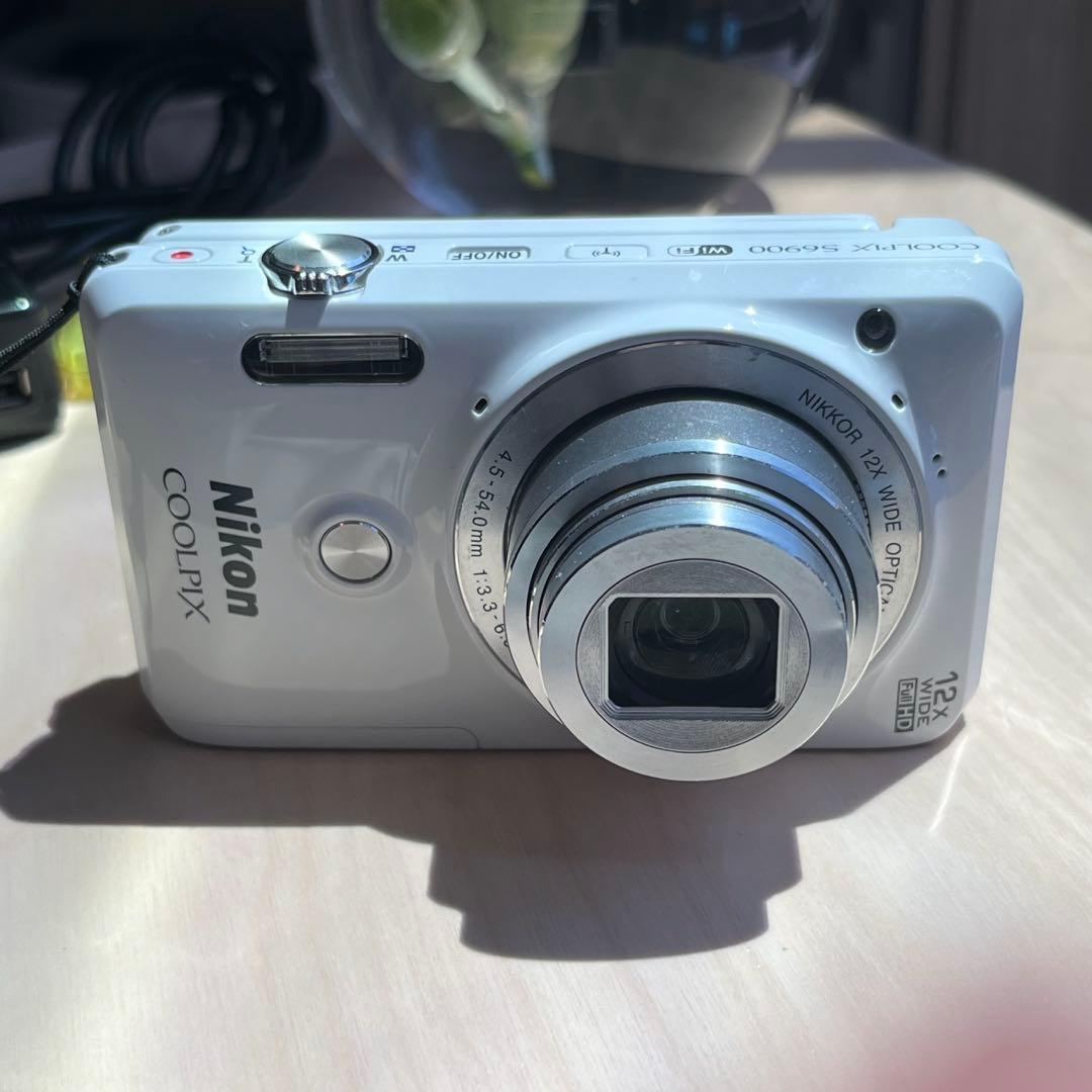 【美品】　Nikon coolpix S6900 ホワイト　自撮り　画面タッチ