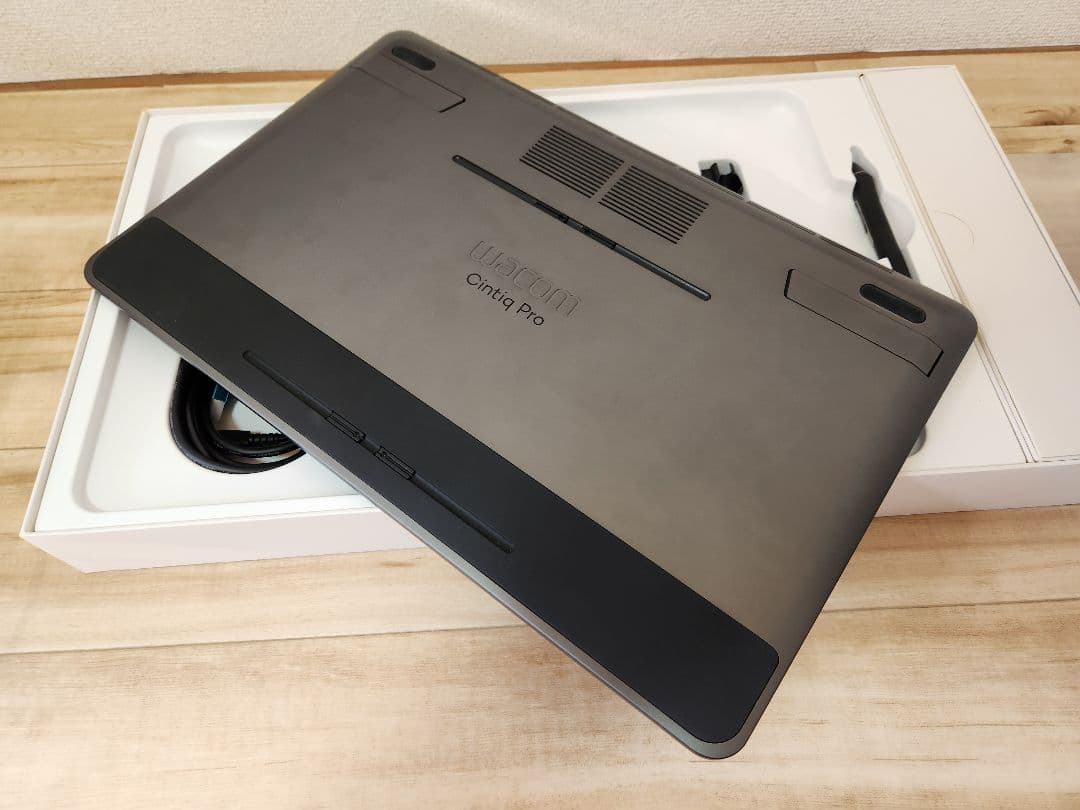 液タブ・ペンタブ Wacom Cintiq Pro 16 DTH-1620/AK0