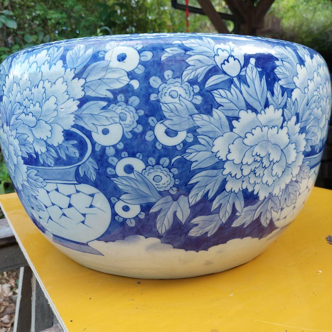 青と白の花柄陶器火鉢