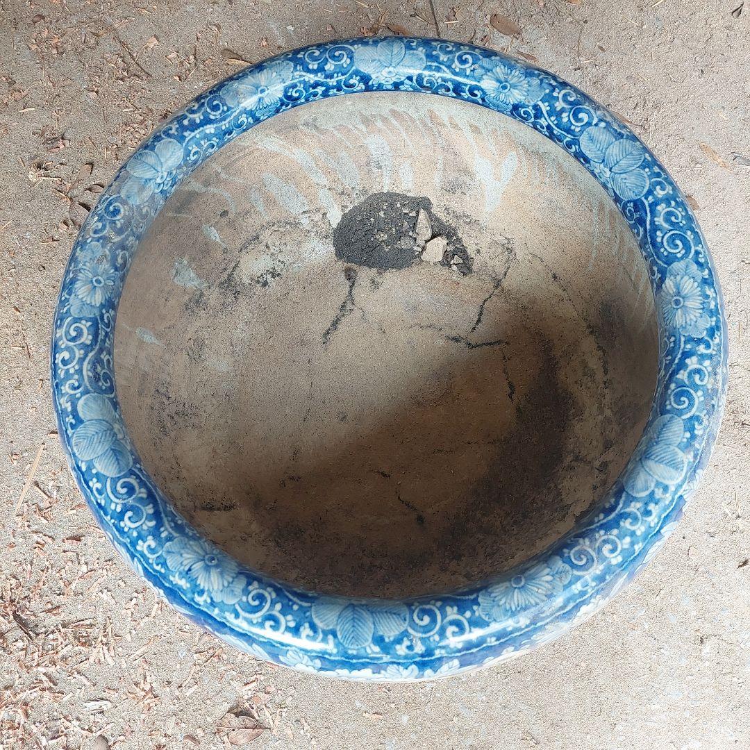 青と白の花柄陶器火鉢