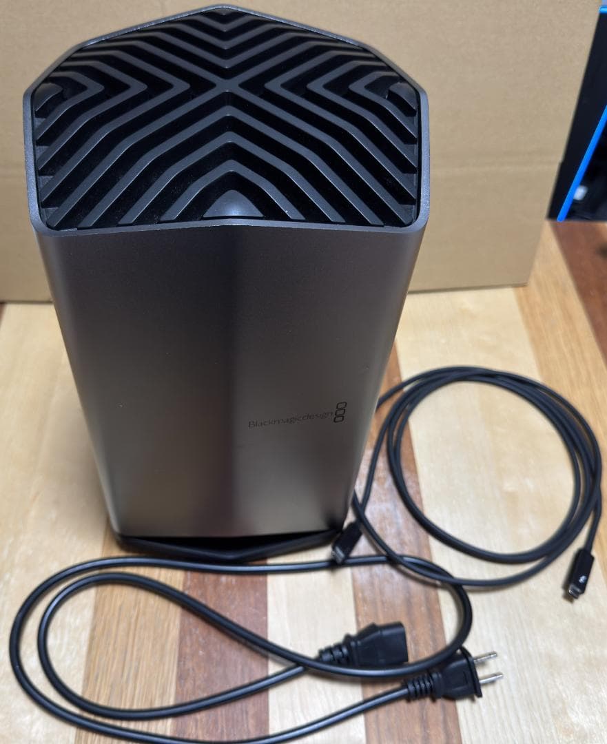 Blackmagic eGPU Pro (上位モデル Vega 56)