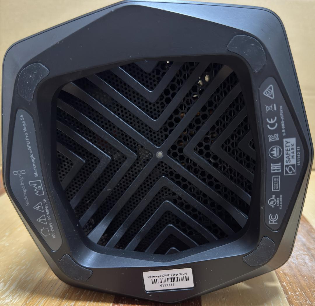 Blackmagic eGPU Pro (上位モデル Vega 56)