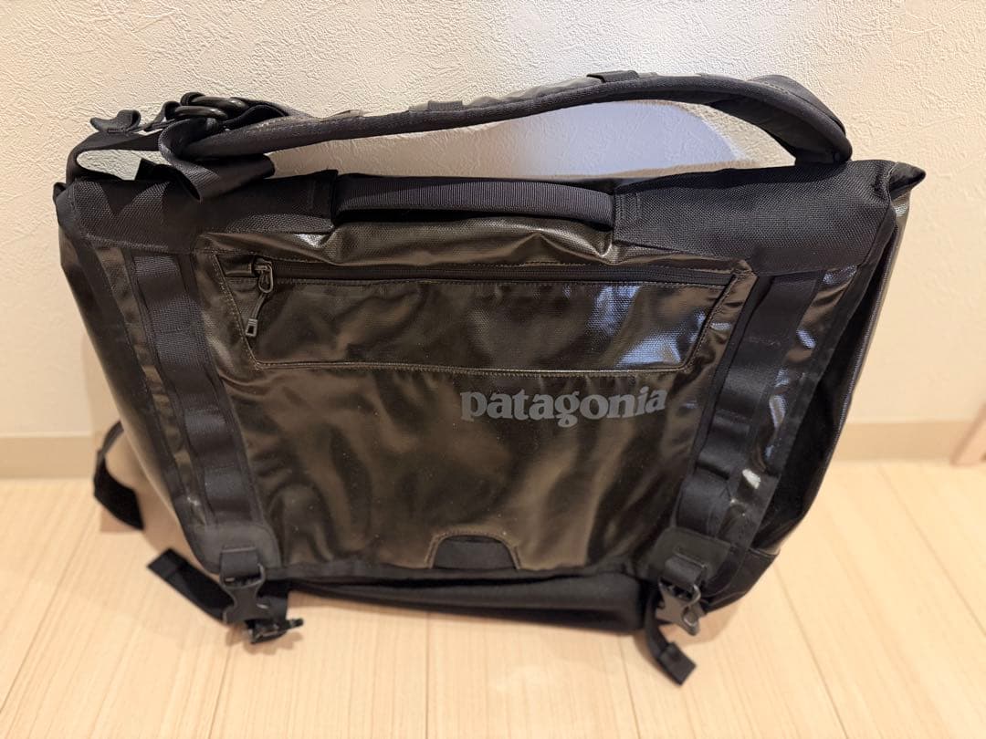 【値下げ】patagonia 大型メッセンジャーバッグ ブラックホール