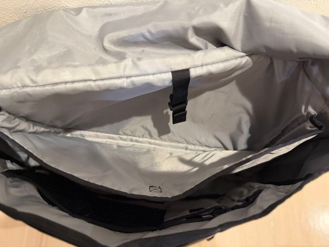 【値下げ】patagonia 大型メッセンジャーバッグ ブラックホール