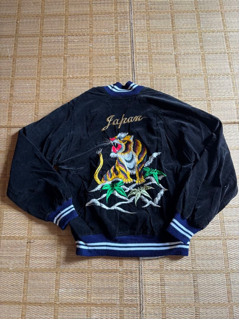 黒い虎刺繍スカジャン Japan
