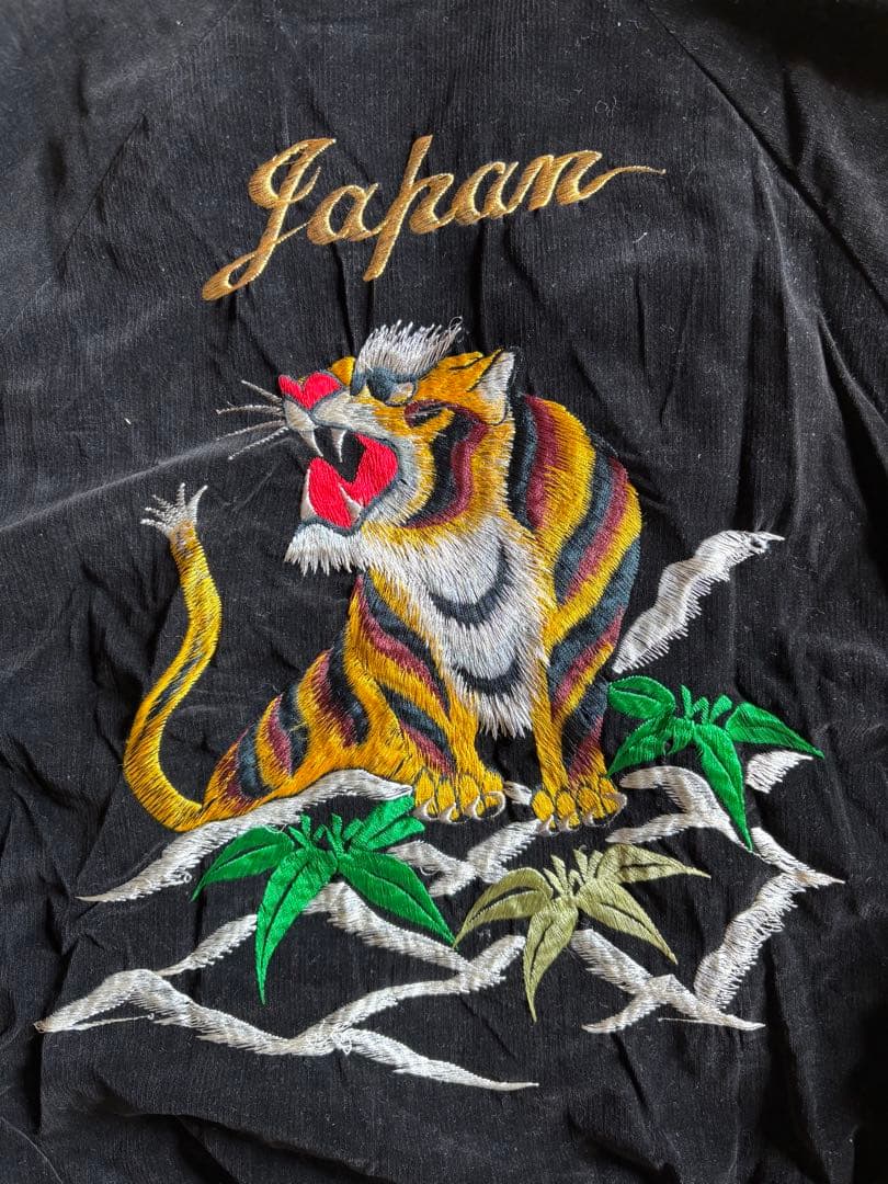 黒い虎刺繍スカジャン Japan