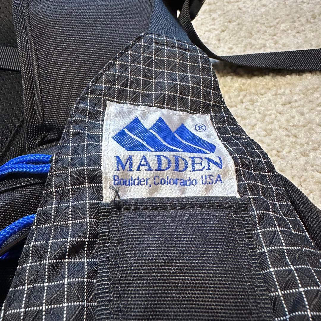 MADDEN ブラック スリングバッグ