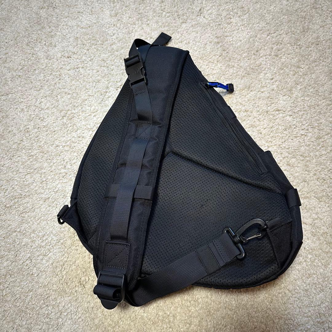 MADDEN ブラック スリングバッグ