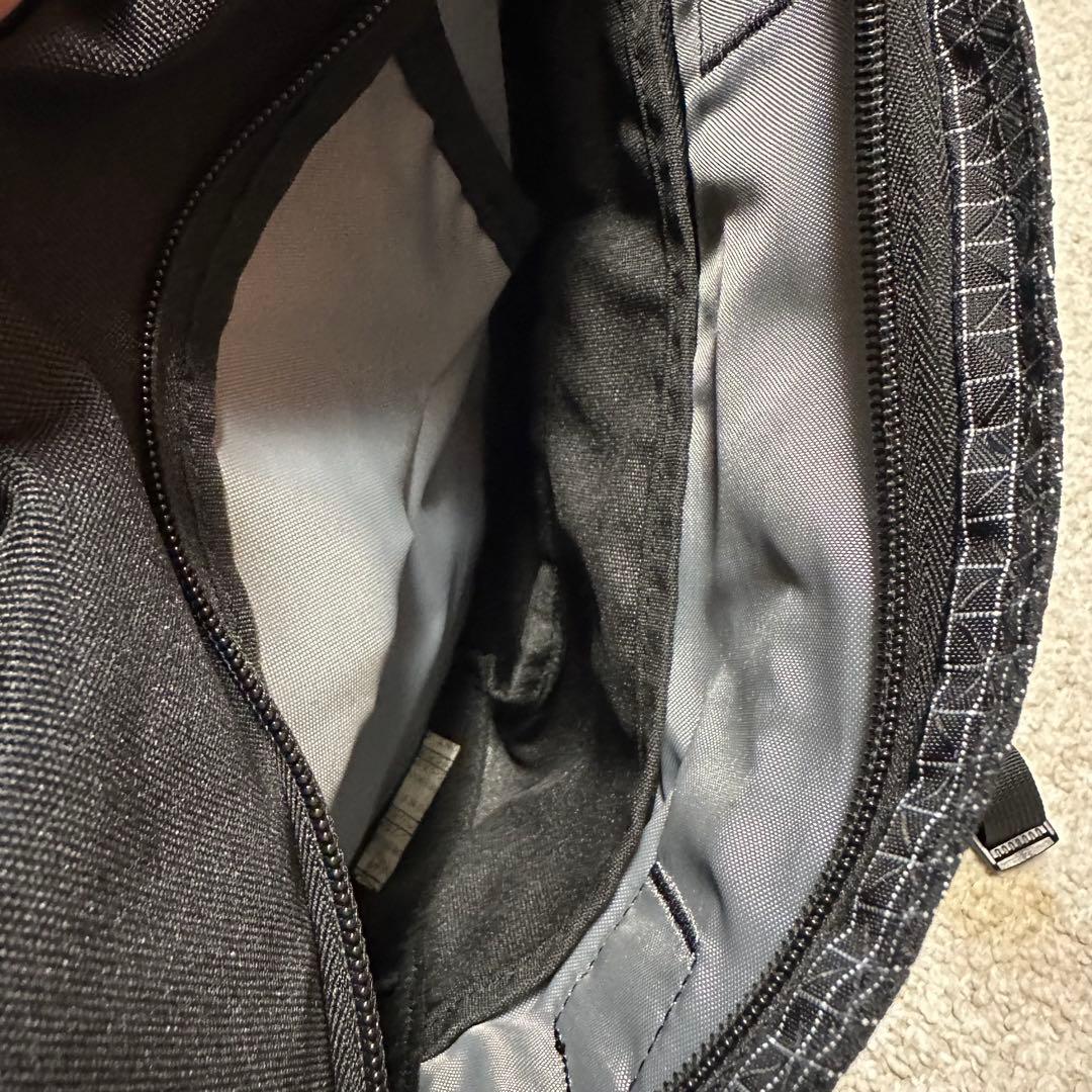 MADDEN ブラック スリングバッグ