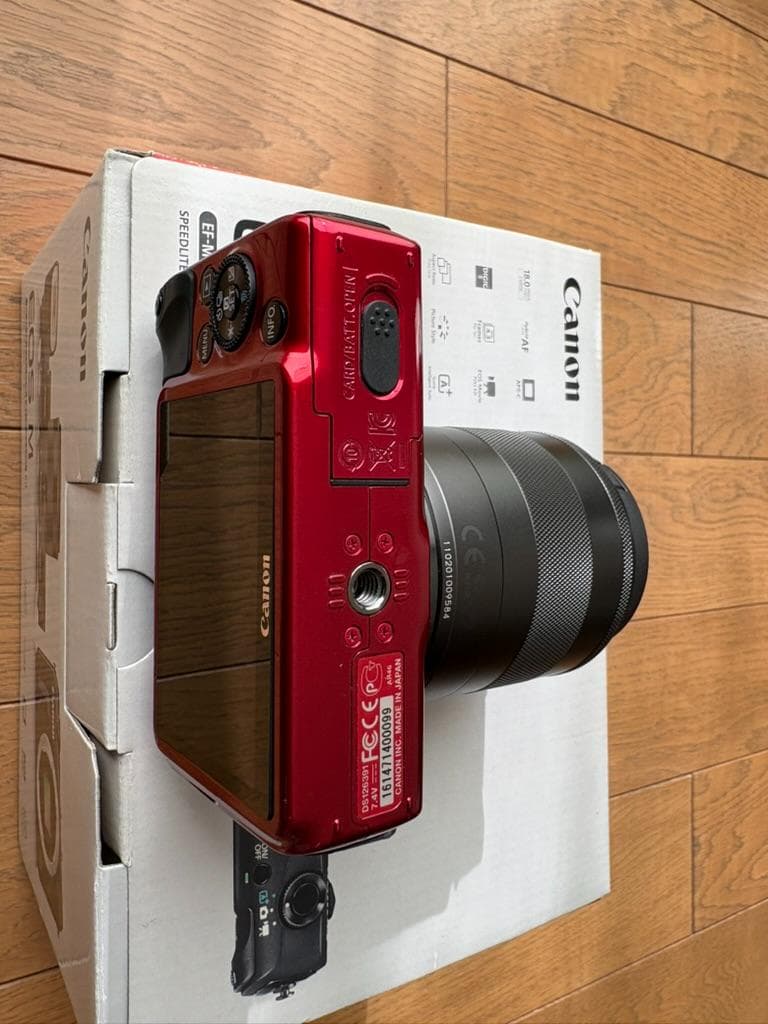 ほぼ新品 Canon EOS M ダブルレンズキット ミラーレス一眼 レッド