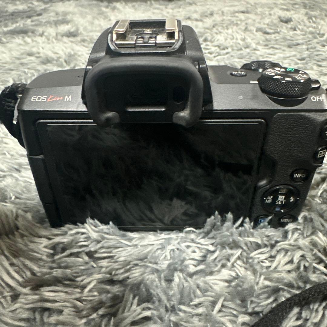 Canon EOS Kiss M ブラック 15-45mmレンズ付き