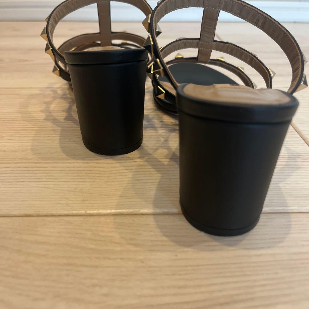 VALENTINO スタッズ付きオープントゥサンダル