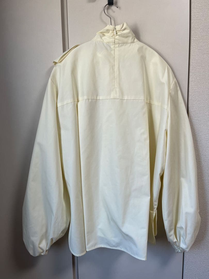 新品・未使用・タグ付き　yoriボウタイ付きクリーム色長袖シャツ　36サイズ