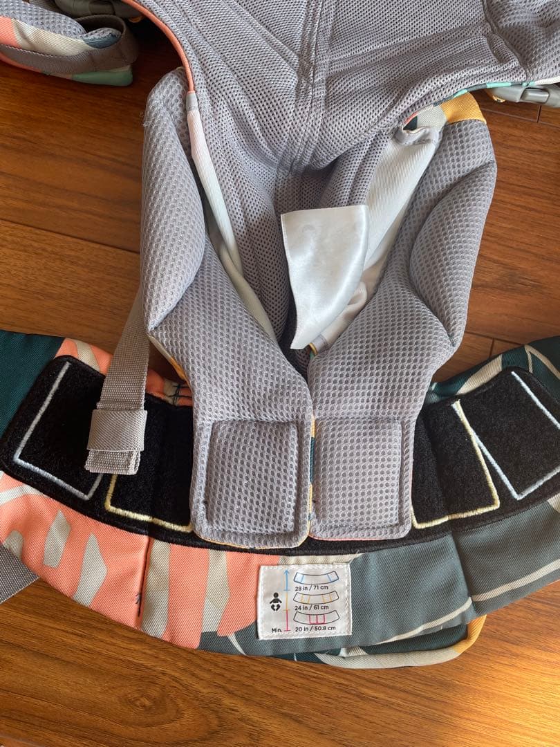 国内未販売！エルゴベビー　抱っこ紐 カラフル葉柄デザイン