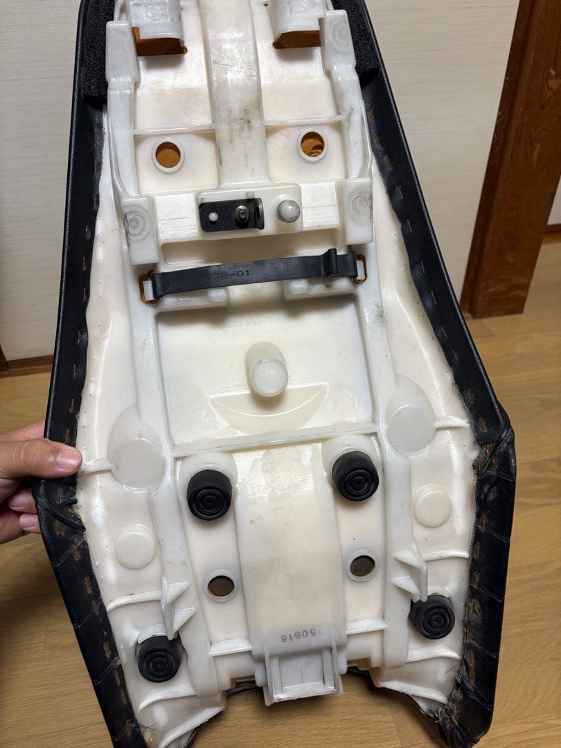 FZS1000フェザーシート 5LV あんこ抜きタックロール張り替え