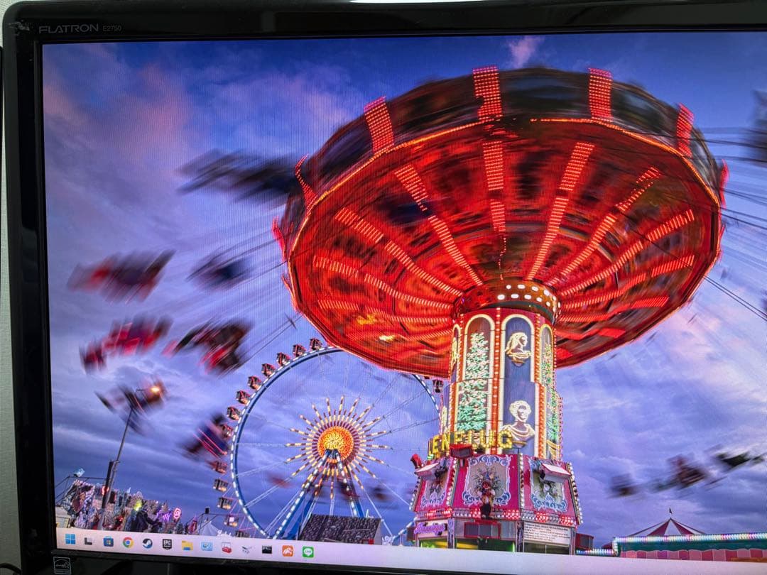 3台LG FLATRON E2750 27インチ モニタートリプル画面